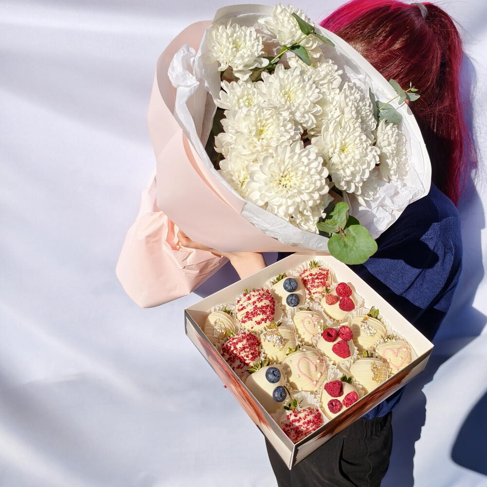 Nowkie × Flowwow Chocolate-Covered Strawberry and Flower Set, 16–20 Berries, Variant 3 — photo 2