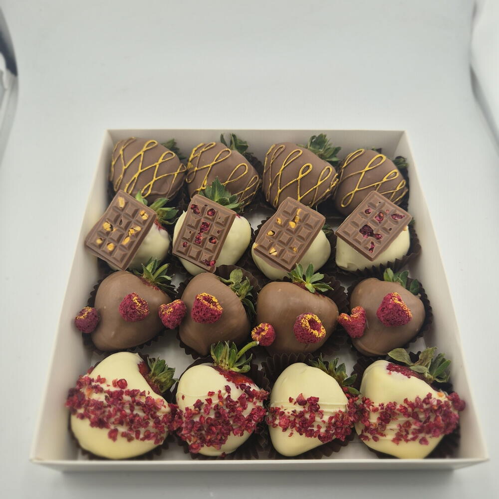 Chocolate-Covered Strawberries with a Chocolate Bar, 16–20 Berries