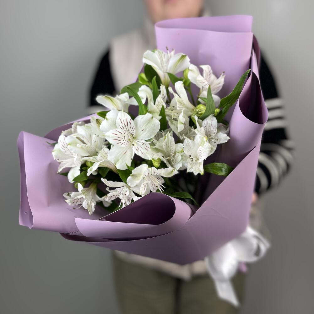 Mono Bouquet of 5 White Alstroemeria Stems — photo 1